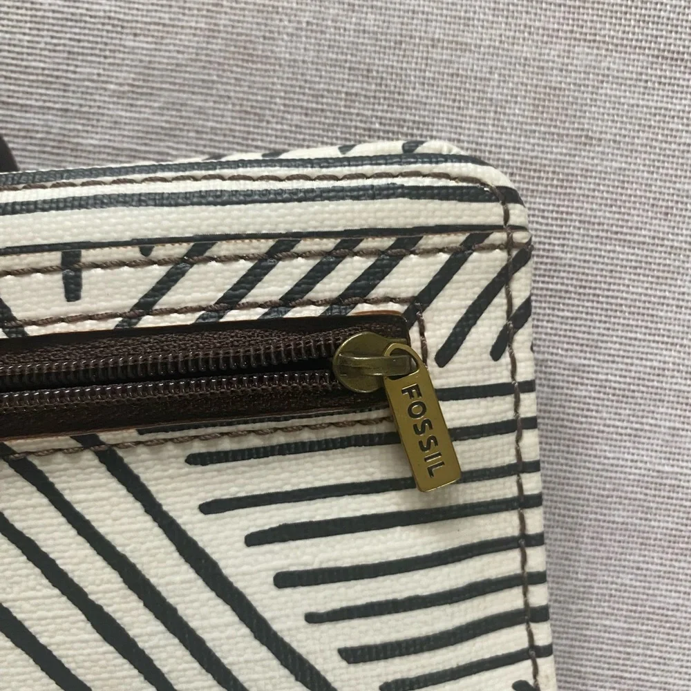 Fossil geometric clutch wallet. - Picture 5 of 13